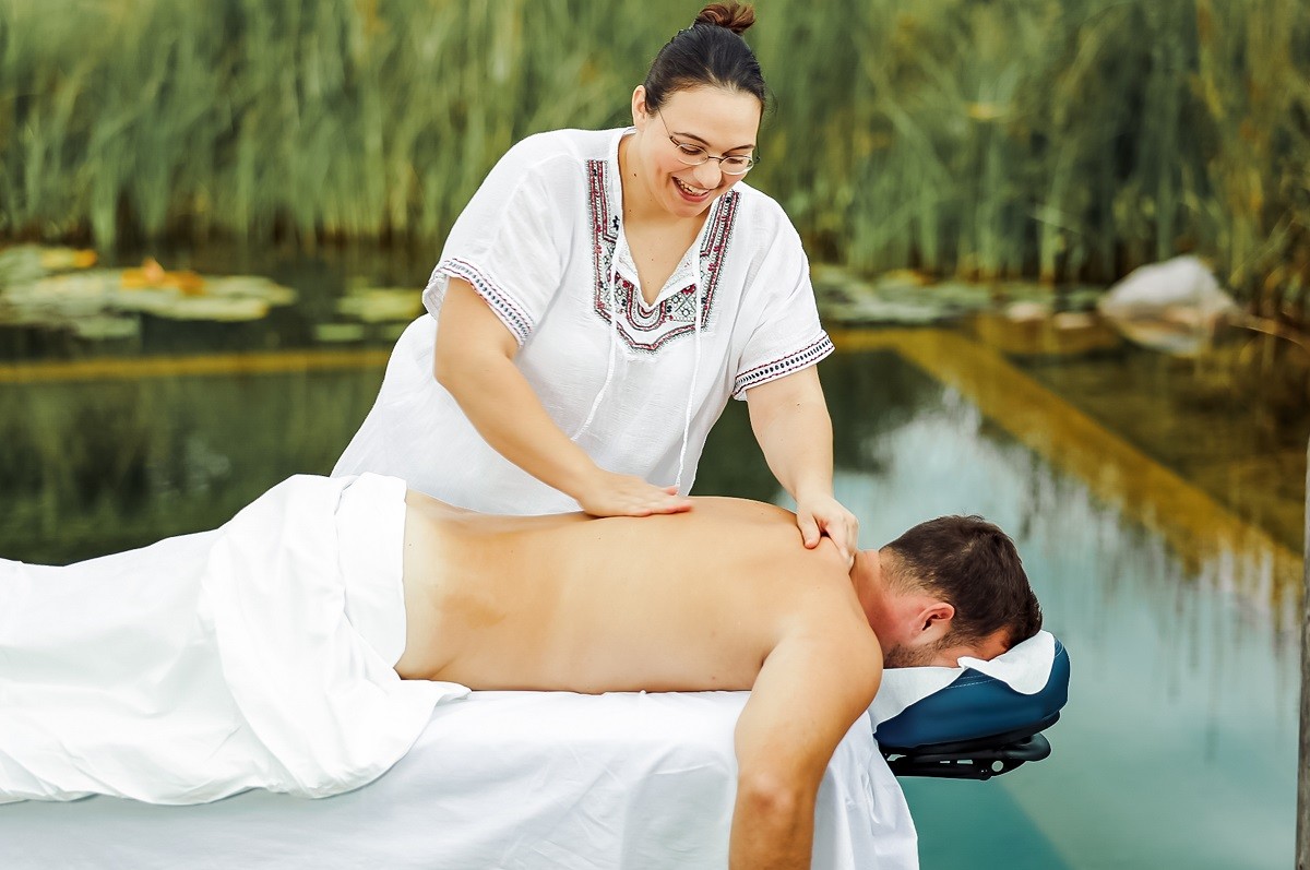 Franziska Nisslmüller von Massage Klosterneuburg bei der Arbeit