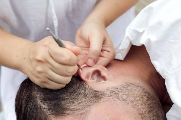 Franziska Nisslmüller von Massage Klosterneuburg bei einer ausgleichenden Punkt und Meridian Massage