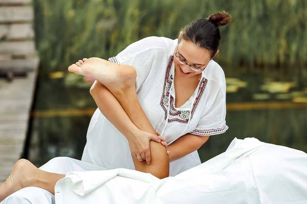 Franziska Nisslmüller von Massage Klosterneuburg bei einer Faszienmassage