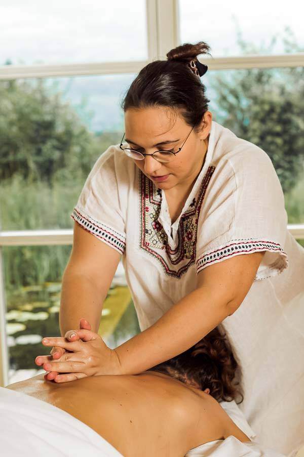 Franziska Nisslmüller von Massage Klosterneuburg bei einer Heilmassage