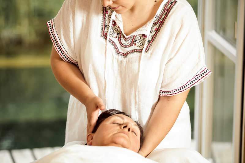 Franziska Nisslmüller bei einer Cranio Sacral Therapie